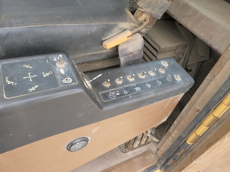 caterpillar-215d-image-32