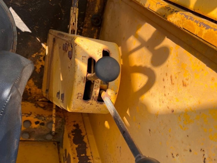 1981-deere-570a-image-34