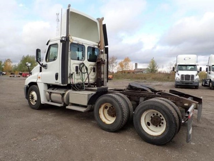 2010-freightliner-cascadia-t/a-hiway-tractor---day-image-7