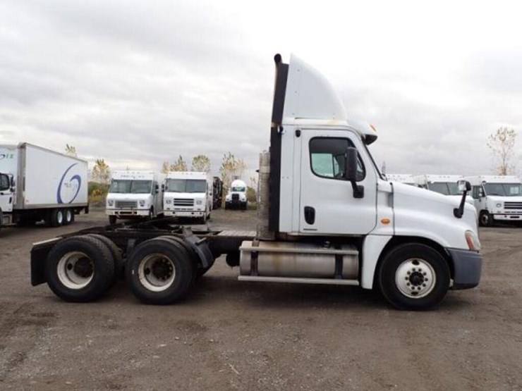 2010-freightliner-cascadia-t/a-hiway-tractor---day-image-4