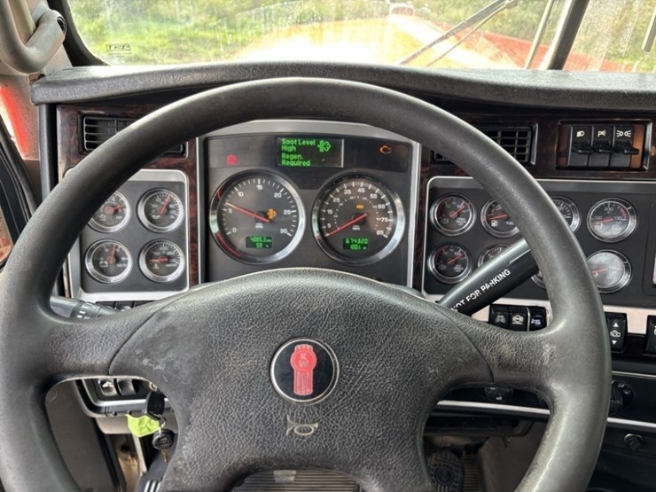 2016-kenworth-w900-image-33