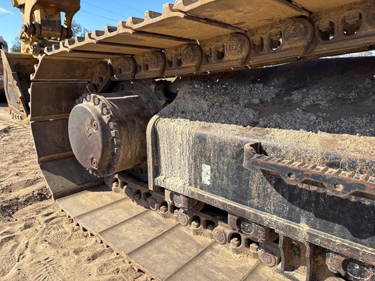 2019-caterpillar-330-image-10