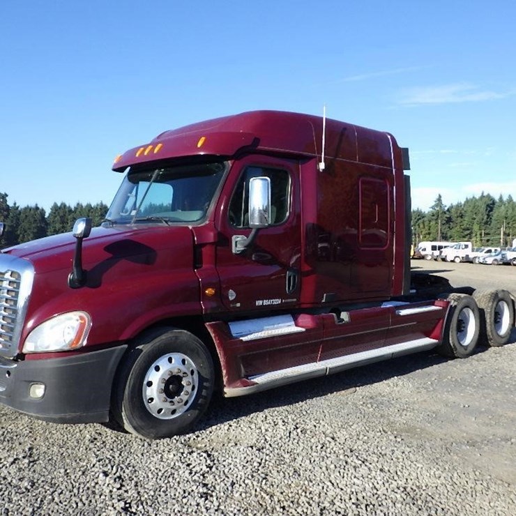 2011 Freightliner Cascadia T/A Sleeper Truck