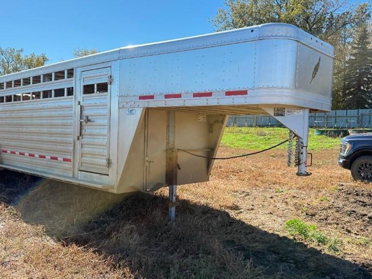 2018-featherlite-livestock-trailer-image-3