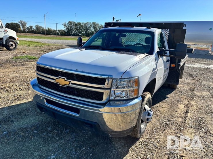 2013-chevrolet-3500hd-image-2