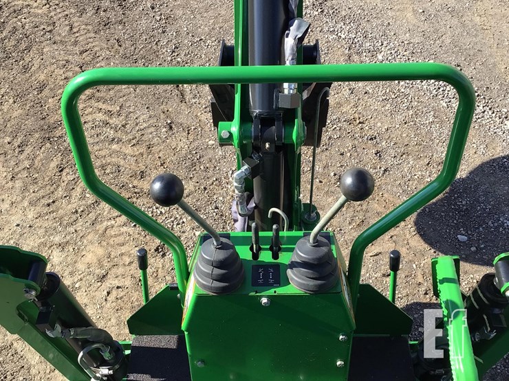 2018-john-deere-1025r-image-22