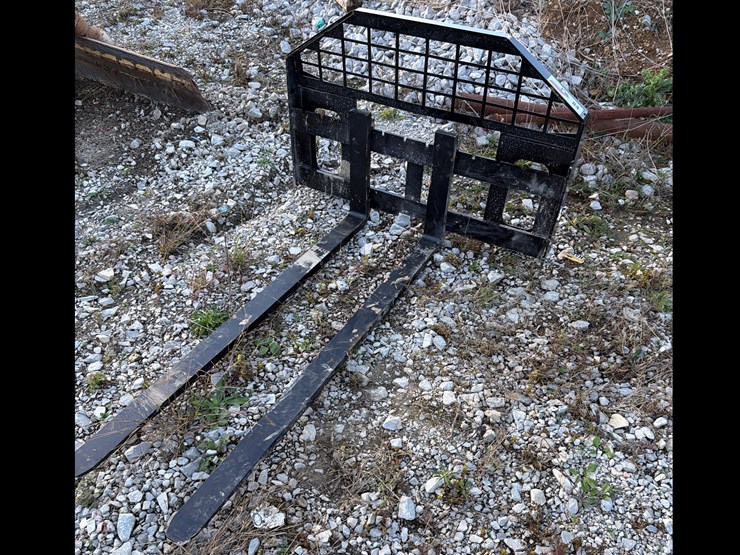 #84-•-skidsteer-mount-pallet-fork-attachment-image-1