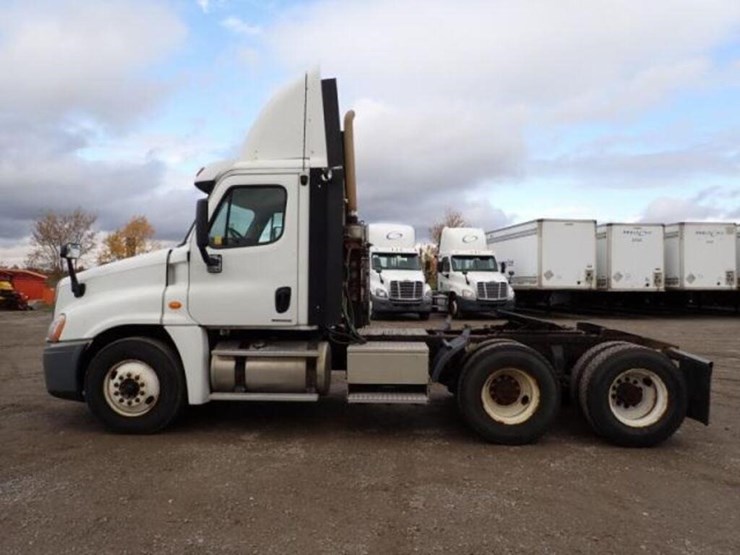 2010-freightliner-cascadia-t/a-hiway-tractor---day-image-8