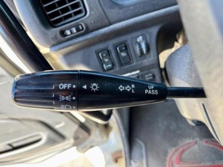 2010-hino-258-image-79