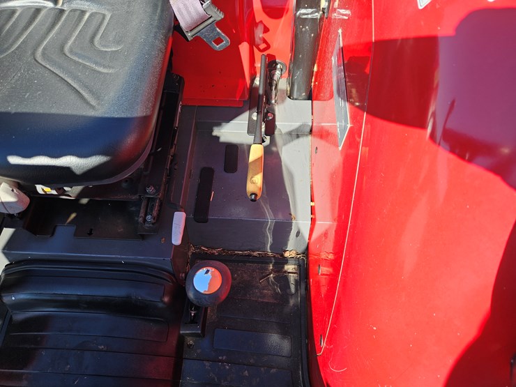 2015-massey-ferguson-4709-image-16