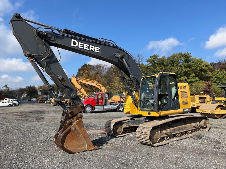 deere-245g-lc-image-2