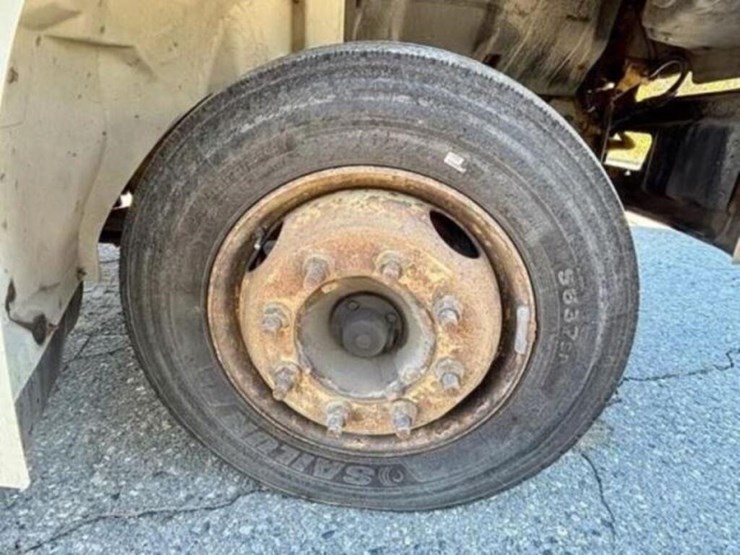 2010-hino-258-image-29