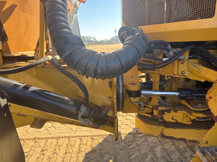 2019-caterpillar-730-image-16