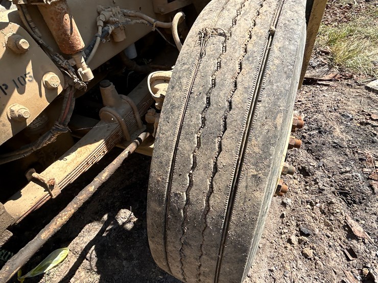 #22529-•-inop-1992-freightliner-t/a-daycab-truck-tractor-vin:-1fuymzyb1np357132-image-11