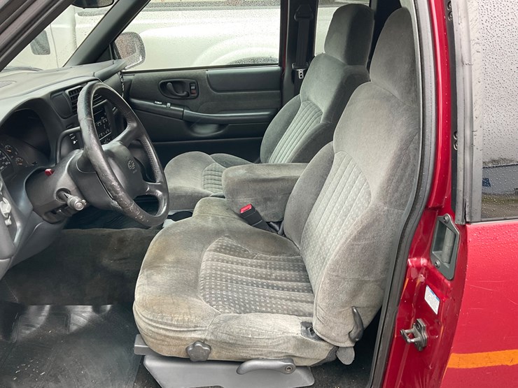 2002-chevrolet-s10-image-17