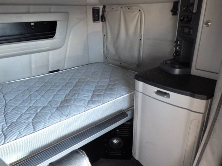 2022-peterbilt-579-image-6