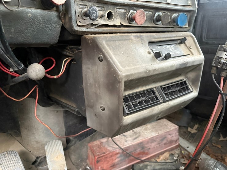 #22576-•-inop-1987-mack-r600k-t/a-single-cab-truck-tractor-vin:-1m3n231k8ht004087-image-33