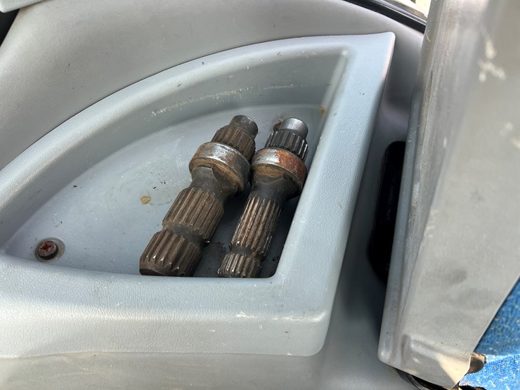 2010-new-holland-t7060-image-19