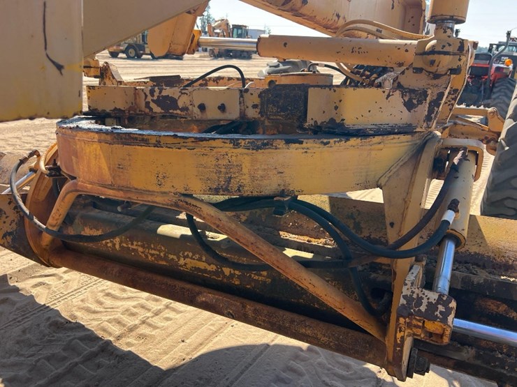 1981-deere-570a-image-23