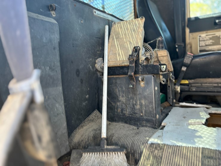 #22529-•-inop-1992-freightliner-t/a-daycab-truck-tractor-vin:-1fuymzyb1np357132-image-43