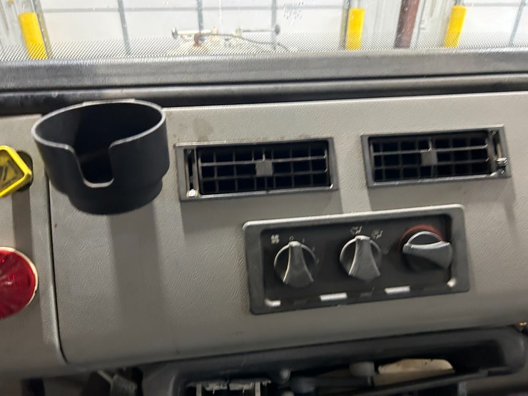 1993-freightliner-fl80-image-66