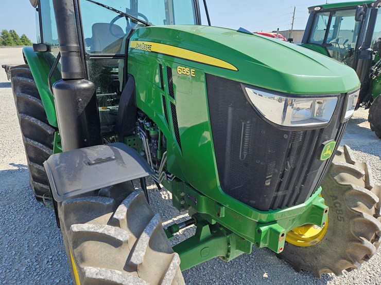 2021-john-deere-6135e-image-18