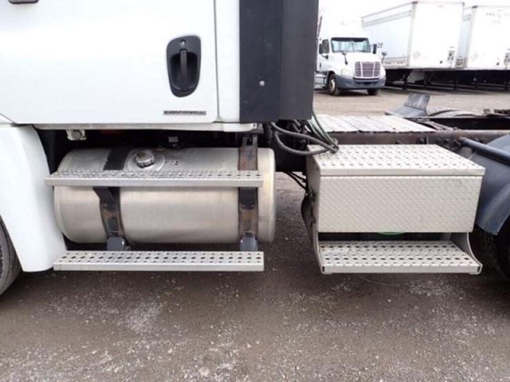 2010-freightliner-cascadia-t/a-hiway-tractor---day-image-38