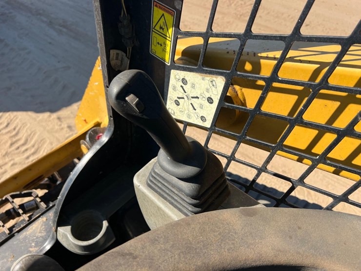 2020-caterpillar-239d3-image-25