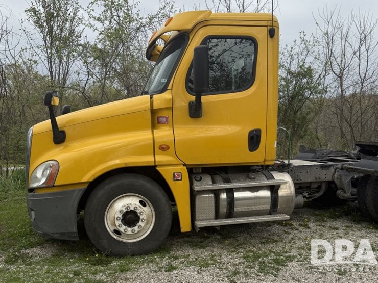 2012-freightliner-cascadia-truck-(lld1452)-image-3