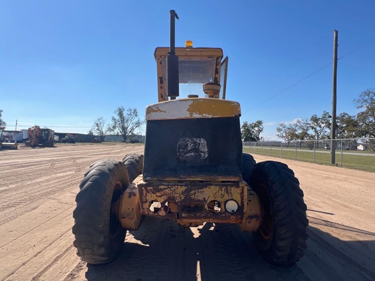 1981-deere-570a-image-3