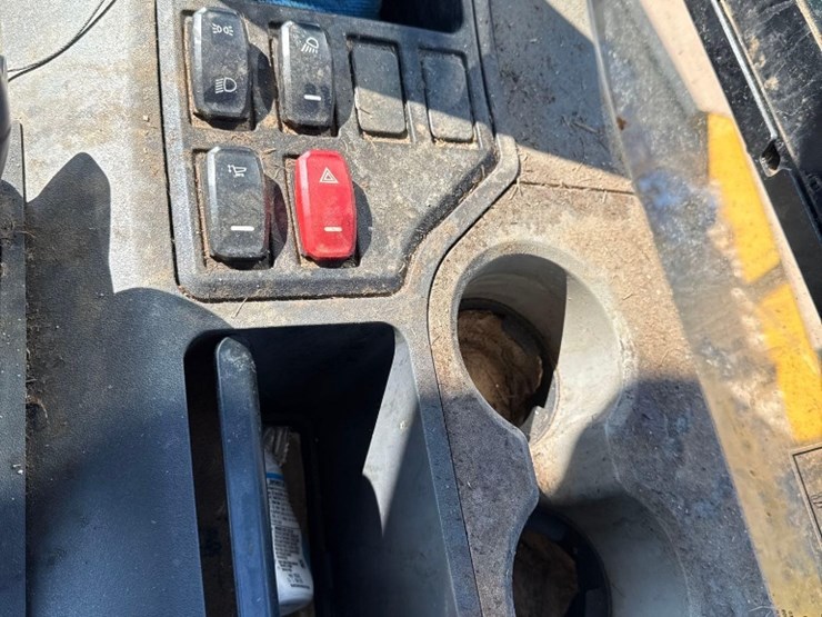 2020-caterpillar-745-image-23