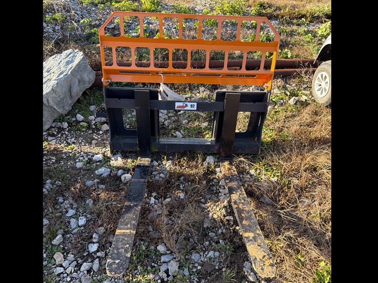 #91-•-skidsteer-pallet-forks-image-1