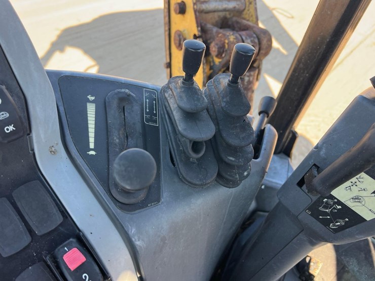 2015-caterpillar-415f2-image-33