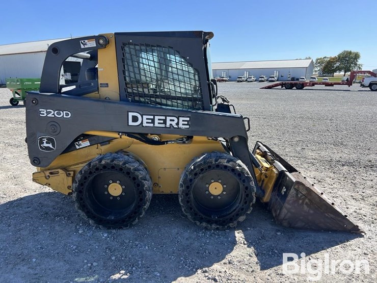 2010-deere-320d-image-4