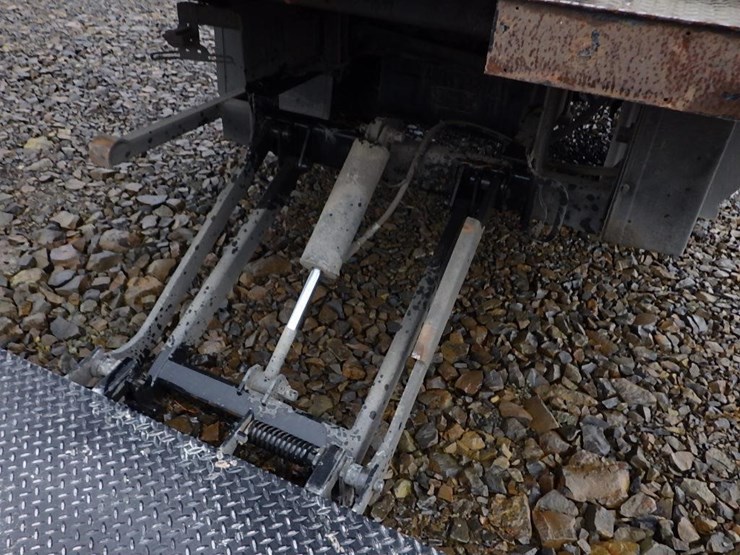 2009-isuzu-npr-image-10