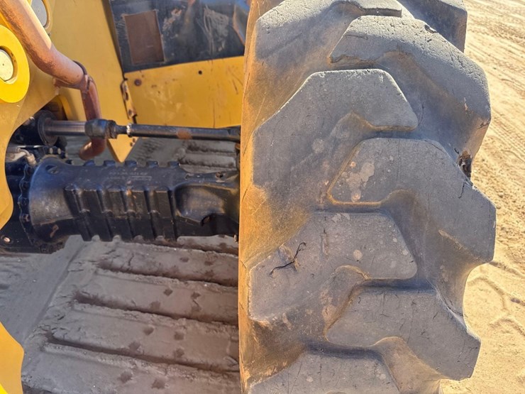 2017-caterpillar-tl943d-image-12