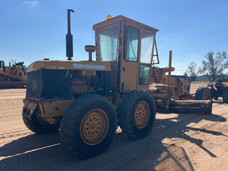 1981-deere-570a-image-4