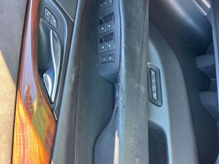 2015-cadillac-escalade-esv-image-11