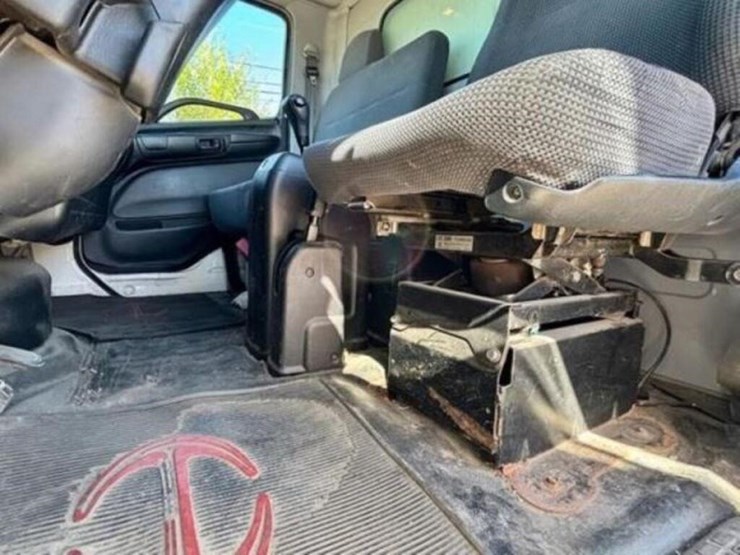 2010-hino-258-image-58