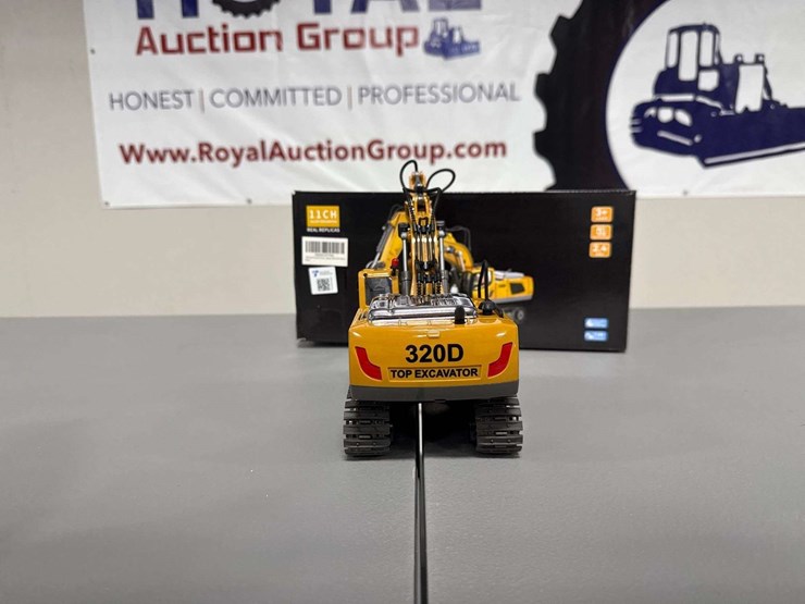 2.4ghz-rc-excavator-with-remote-replica-toy-image-4