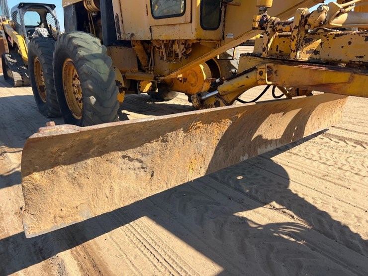 1981-deere-570a-image-25