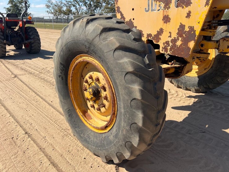 1981-deere-570a-image-32