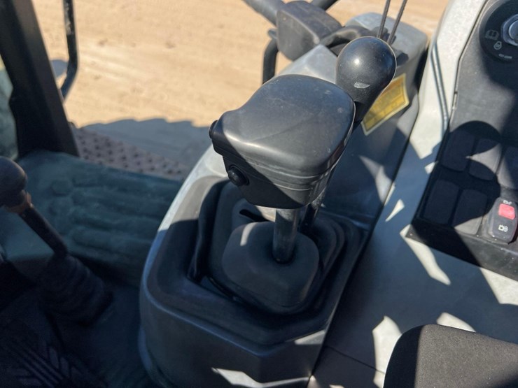 2015-caterpillar-415f2-image-31