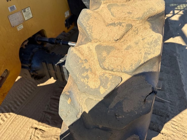 2017-caterpillar-tl943d-image-10