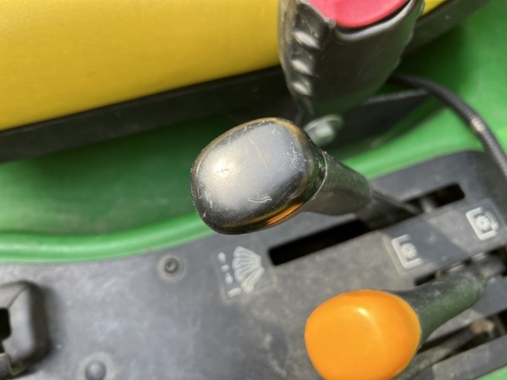 2019-john-deere-gator-image-15