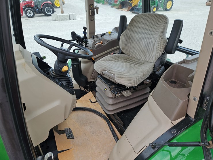 2017-john-deere-6105e-image-9