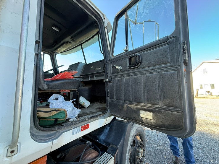 1995-mack-ch613-image-57