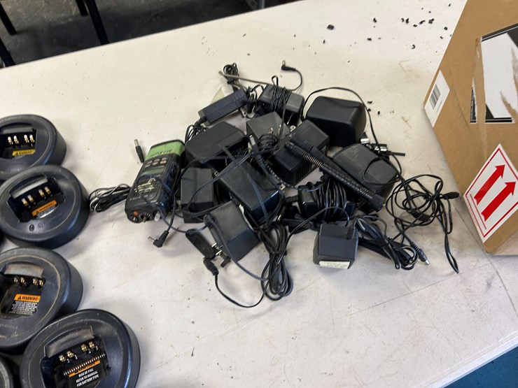 #22571-•-lot-of-various-radios-&-chargers-image-6