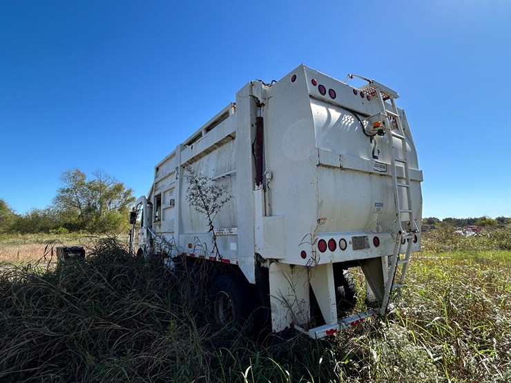 #22560-•-inop-2004-auto-car-t/a-daycab-garbage-truck-5vcdc6ce54h200305-image-4