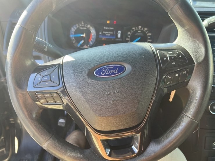 2016-ford-explorer-image-30